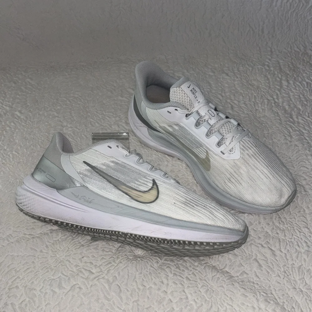 Nike Air Winflo 9 Low Top Athletic Running Sneakers - Picture 2 of 14